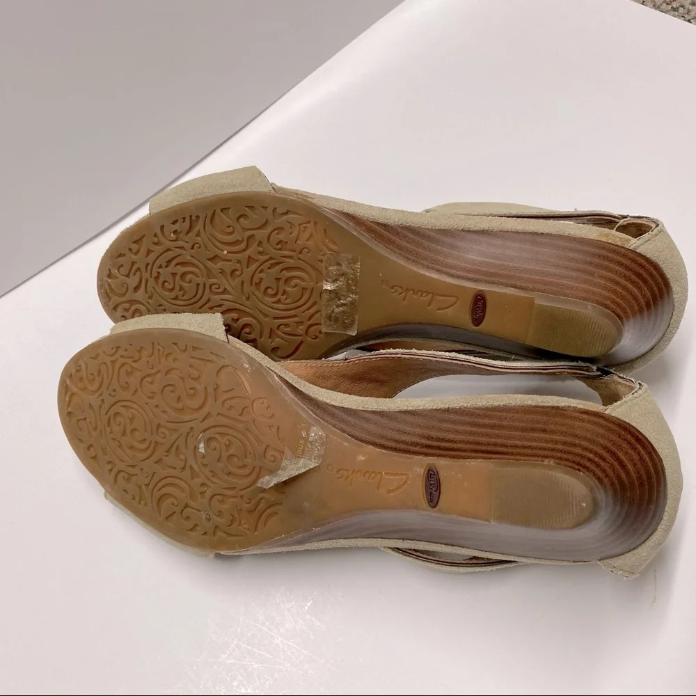 Clarks Artisan Suede Embellished Wedge Sandals Wood Stacked Heel Back Zipper 6.5 - Picture 6 of 6